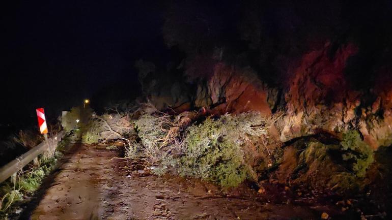 Bursada mahalle yolu heyelan nedeniyle ulaşıma kapandı