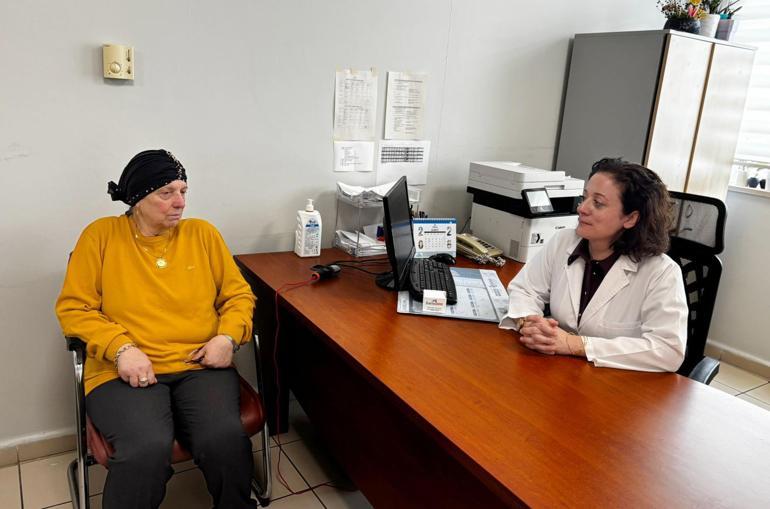 Bir gecede ses telleri felç olan anneyi doktor kızı iyileştirdi