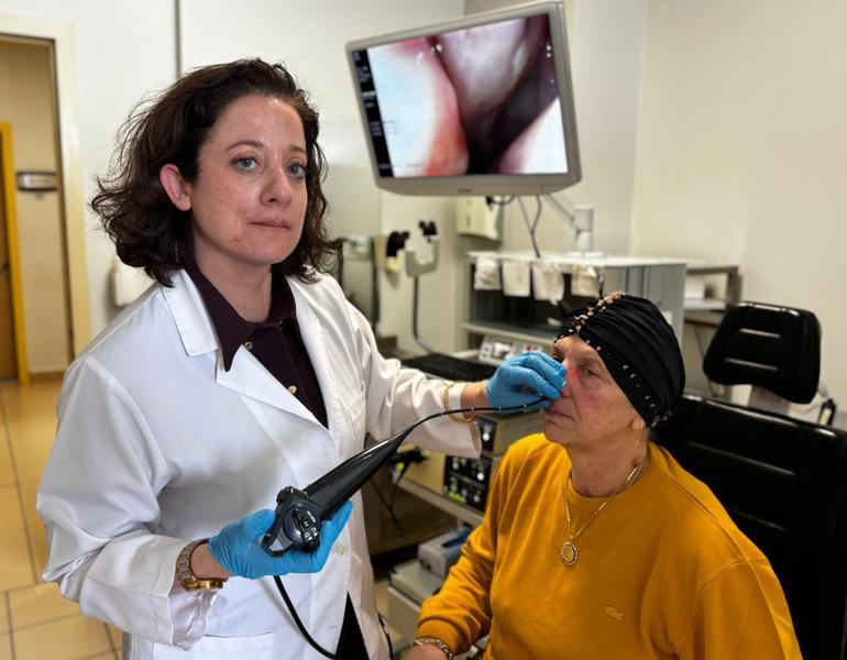 Bir gecede ses telleri felç olan anneyi doktor kızı iyileştirdi