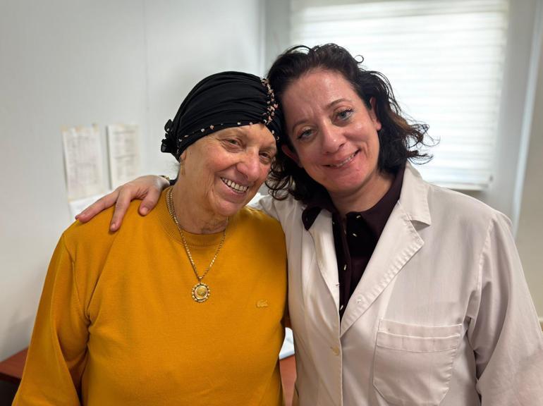 Bir gecede ses telleri felç olan anneyi doktor kızı iyileştirdi