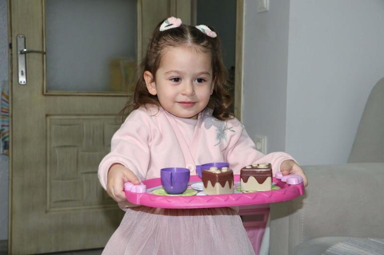 Çöp kamyonu şoförü ile 3 yaşındaki Ayşe arasında pencere bağı