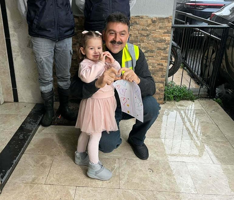 Çöp kamyonu şoförü ile 3 yaşındaki Ayşe arasında pencere bağı