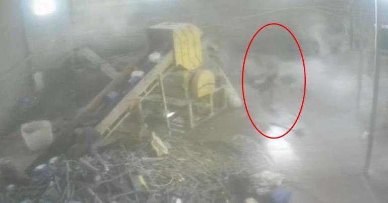 Devrilen 20 tonluk su varilinin altında kalmaktan son anda kurtuldu; o anlar kamerada