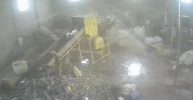 Devrilen 20 tonluk su varilinin altında kalmaktan son anda kurtuldu; o anlar kamerada