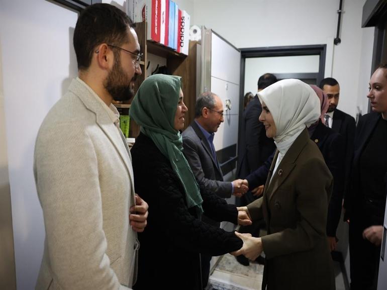 Bakan Göktaş, yeni evine kavuşan ailenin iftar sofrasına misafir oldu