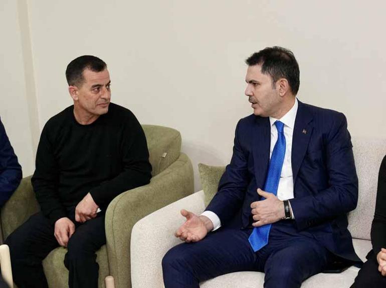 Bakan Kurum, depremzede ailenin yeni evine misafir oldu