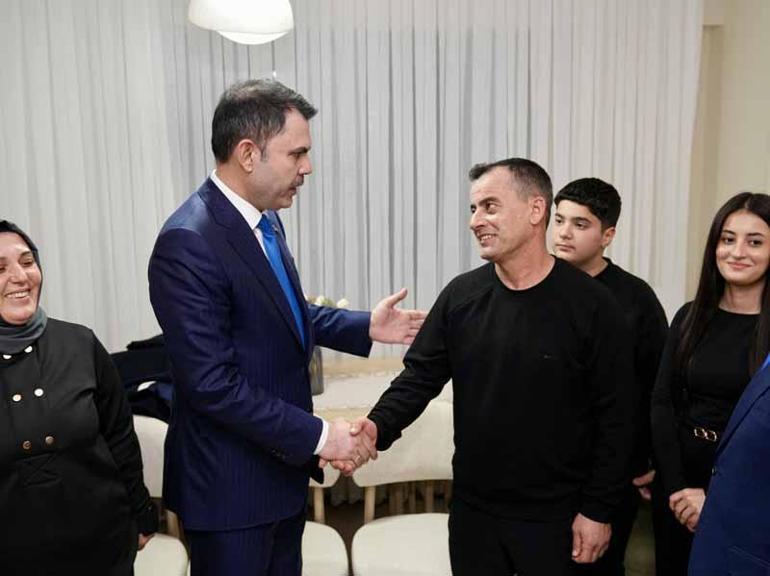Bakan Kurum, depremzede ailenin yeni evine misafir oldu