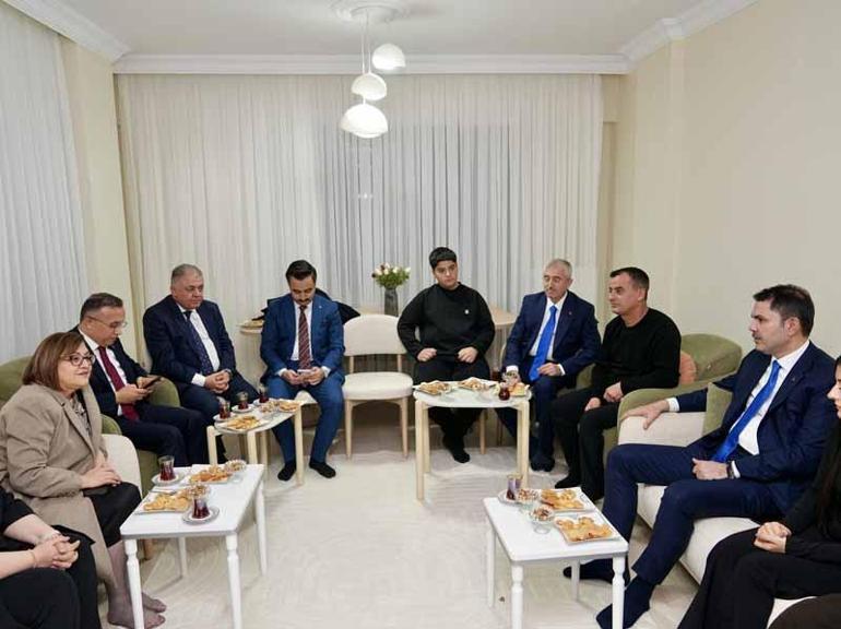 Bakan Kurum, depremzede ailenin yeni evine misafir oldu