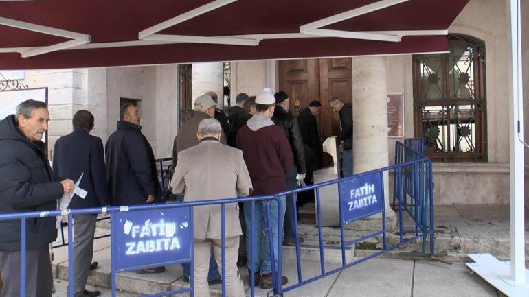 Ziyarete açılan Hırka-i Şerife yoğun ilgi