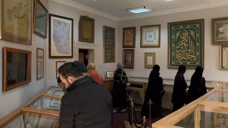 Ziyarete açılan Hırka-i Şerife yoğun ilgi