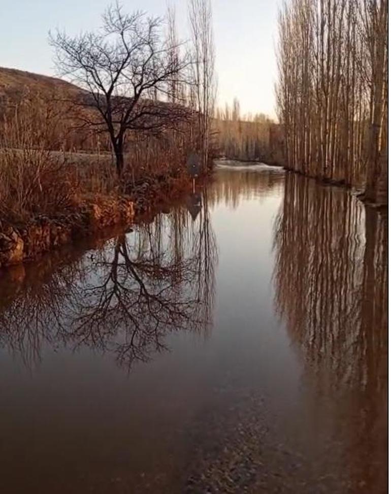 Kızılırmak taştı; köy yolu ulaşıma kapandı