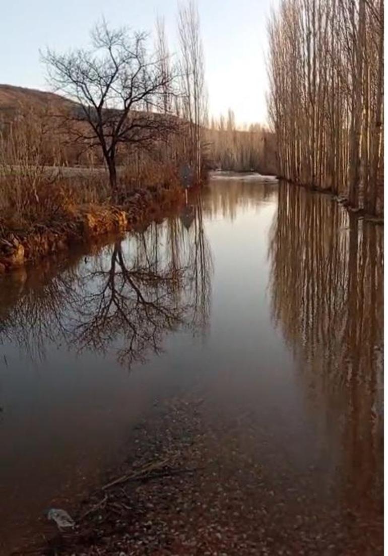 Kızılırmak taştı; köy yolu ulaşıma kapandı