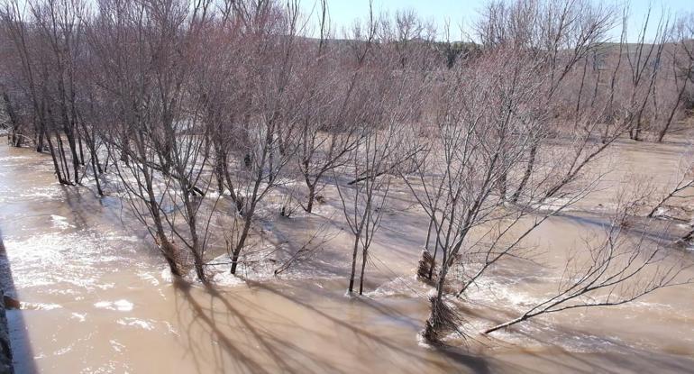Kızılırmak taştı; köy yolu ulaşıma kapandı