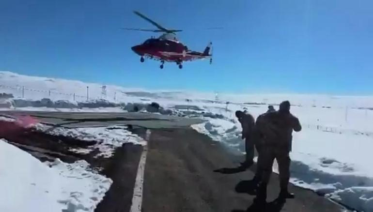 Kardan yolu kapalı mezradaki hasta, ambulans helikopterle hastaneye yetiştirildi