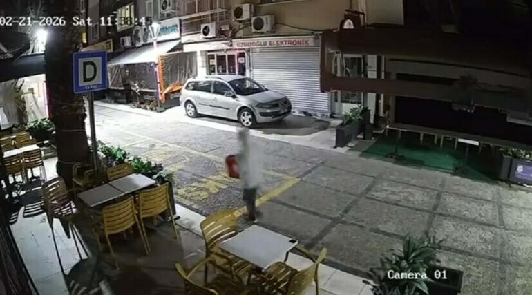 Yanındaki çocuğa dükkanın önündeki paspas ve kovayı çaldırdı; o anlar kamerada