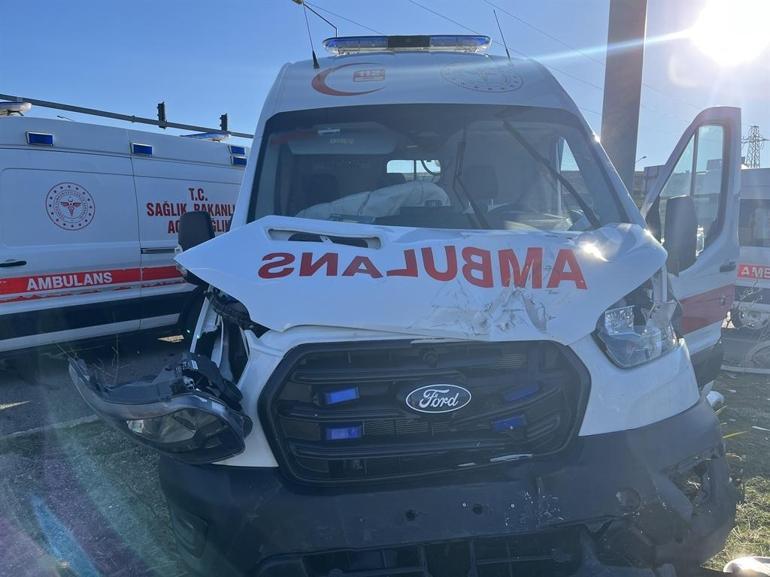 Ambulans ile hasta yakınının kullandığı hafif ticari araç çarpıştı