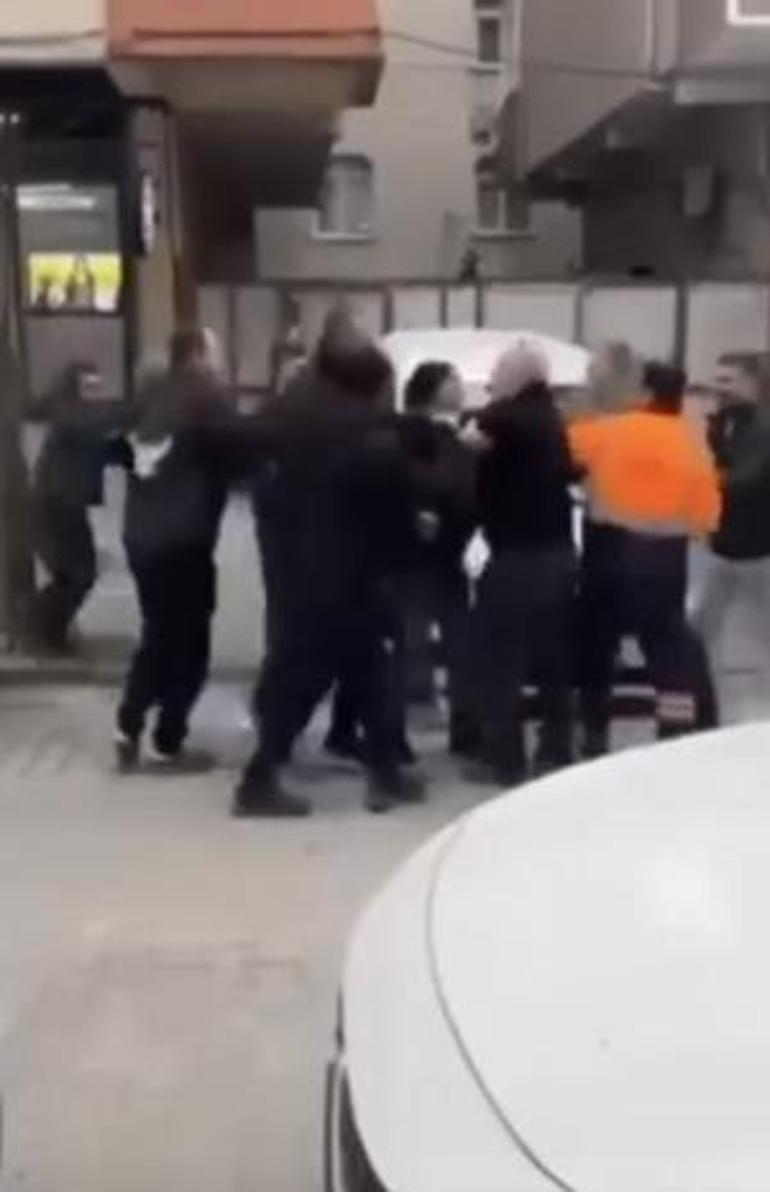 Küçükçekmecede iftar saatinde çıkan park yeri kavgası kamerada