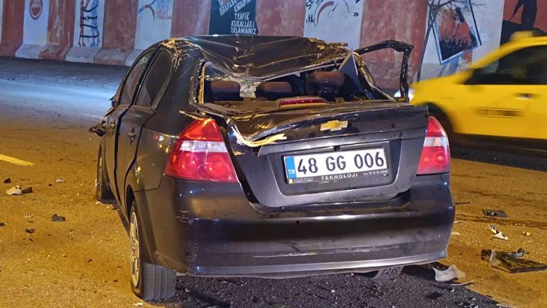 Bingöl’de otomobil refüje çarpıp takla attı: 2 yaralı