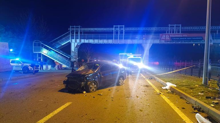 Bingöl’de otomobil refüje çarpıp takla attı: 2 yaralı