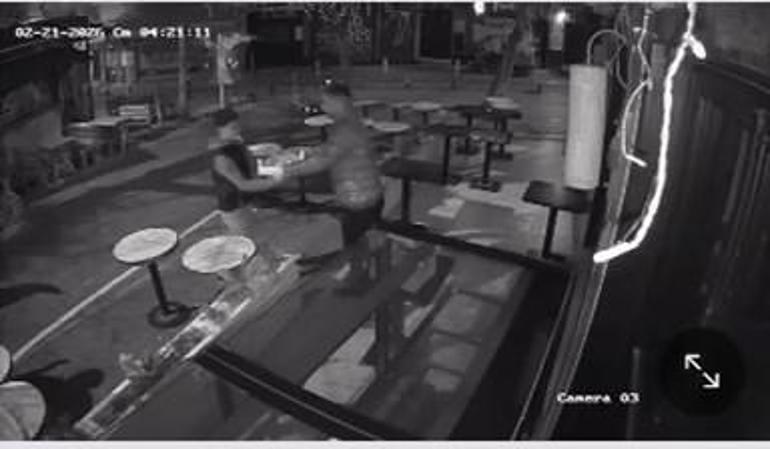 Kadıköyde kafe önüne bırakılan çilekleri tadına bakıp çaldılar