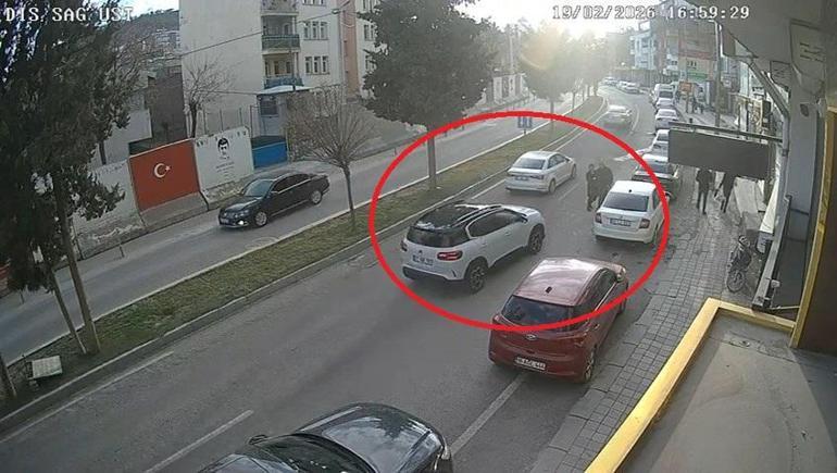 Mardinde cipin çarptığı öğretmen yaralandı; kaza kamerada