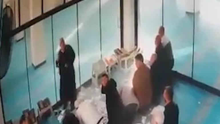 Camide cemaatin üzerine asma tavan parçaları düştü; olay anı kamerada