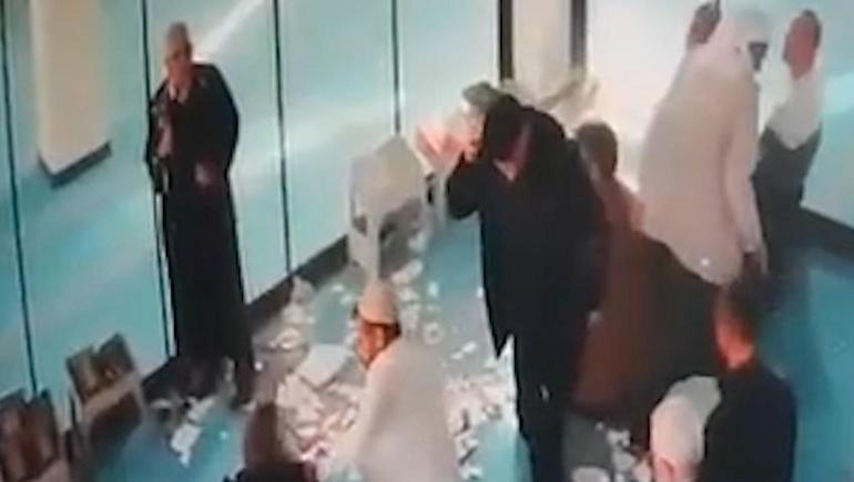 Camide cemaatin üzerine asma tavan parçaları düştü; olay anı kamerada