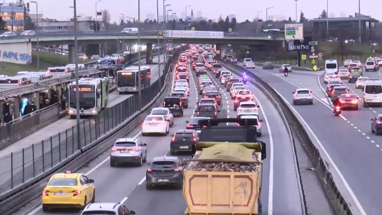 İstanbulda haftanın ilk iş gününde trafik yoğunluğu