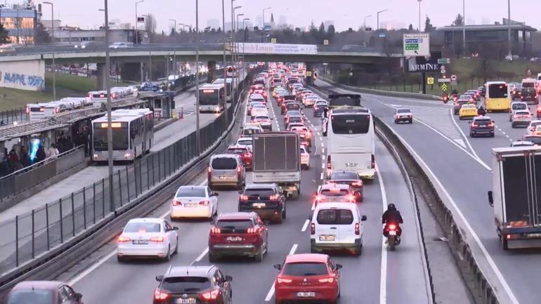 İstanbulda haftanın ilk iş gününde trafik yoğunluğu