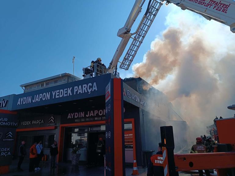 İzmirde otomobil yedek parça dükkanında yangın
