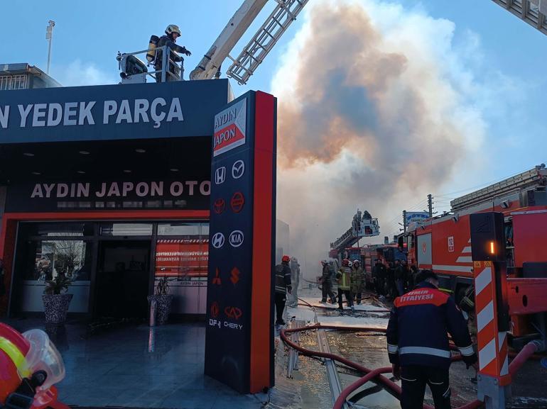 İzmirde otomobil yedek parça dükkanında yangın