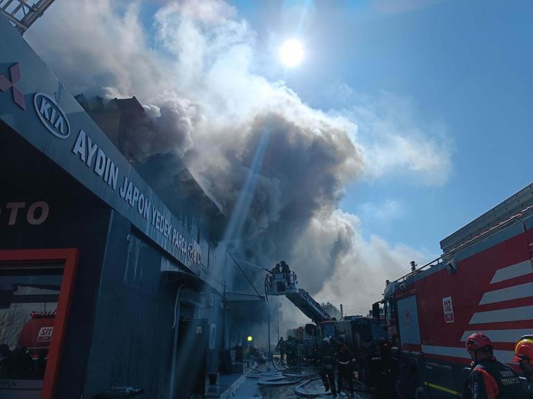 İzmirde otomobil yedek parça dükkanında yangın