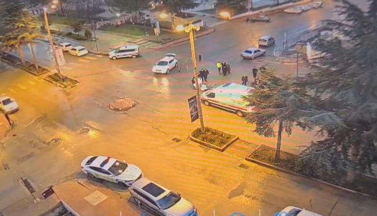 Motosikletin hafif ticari araca çarptığı kaza kamerada: 2 yaralı