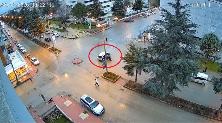 Motosikletin hafif ticari araca çarptığı kaza kamerada: 2 yaralı