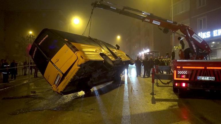 Minibüs ile hafif ticari aracın çarpıştığı kaza kamerada; 2 yaralı