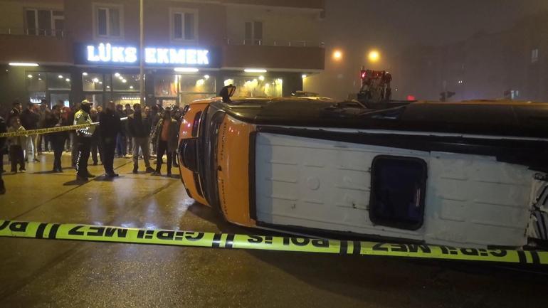 Minibüs ile hafif ticari aracın çarpıştığı kaza kamerada; 2 yaralı