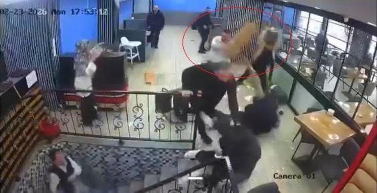 Kafede karşılaşan husumetli iki grup, birbirlerine masa ve sandalyelerle saldırdı; o anlar kamerada