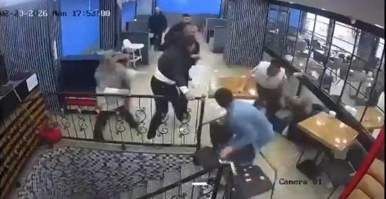 Kafede karşılaşan husumetli iki grup, birbirlerine masa ve sandalyelerle saldırdı; o anlar kamerada