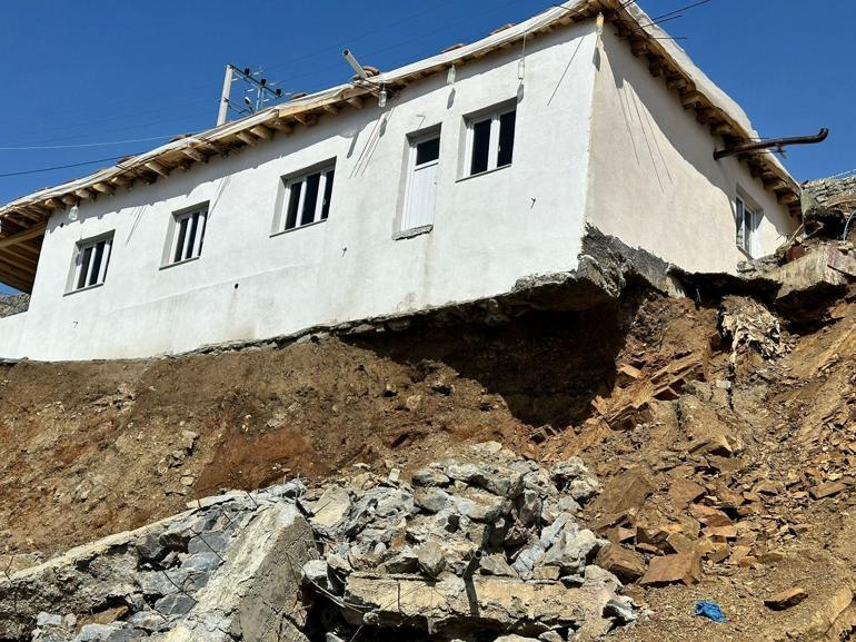 Yağış nedeniyle istinat duvarı çöktü, evin temeli ortaya çıktı