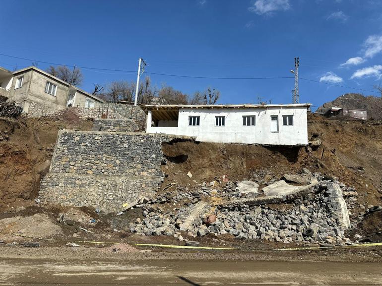 Yağış nedeniyle istinat duvarı çöktü, evin temeli ortaya çıktı