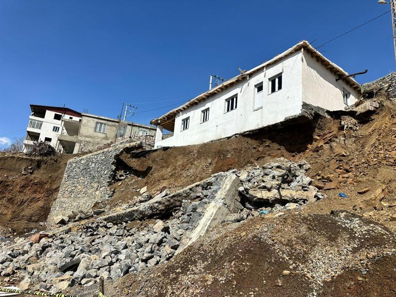 Yağış nedeniyle istinat duvarı çöktü, evin temeli ortaya çıktı