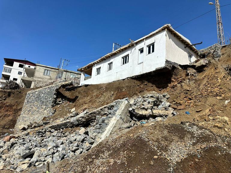 Yağış nedeniyle istinat duvarı çöktü, evin temeli ortaya çıktı