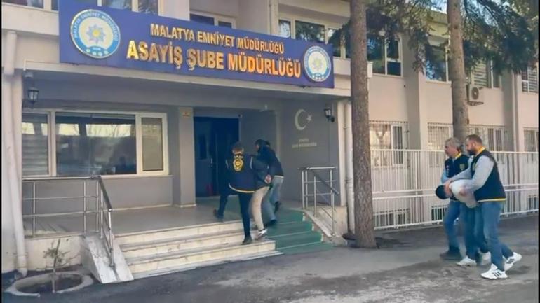 Dükkanına girdiği kuyumcunun çığlıkla panik butonuna bastığını görüp kaçtı