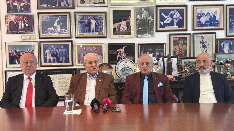 TMOK Anma ve Onurlandırma Komisyonu’ndan güreşin efsanesi Ahmet Ayık’a onur ödülü