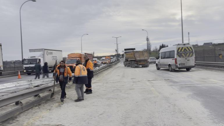 Büyükçekmece TEM Otoyolunda hafriyat kamyonu devrildi