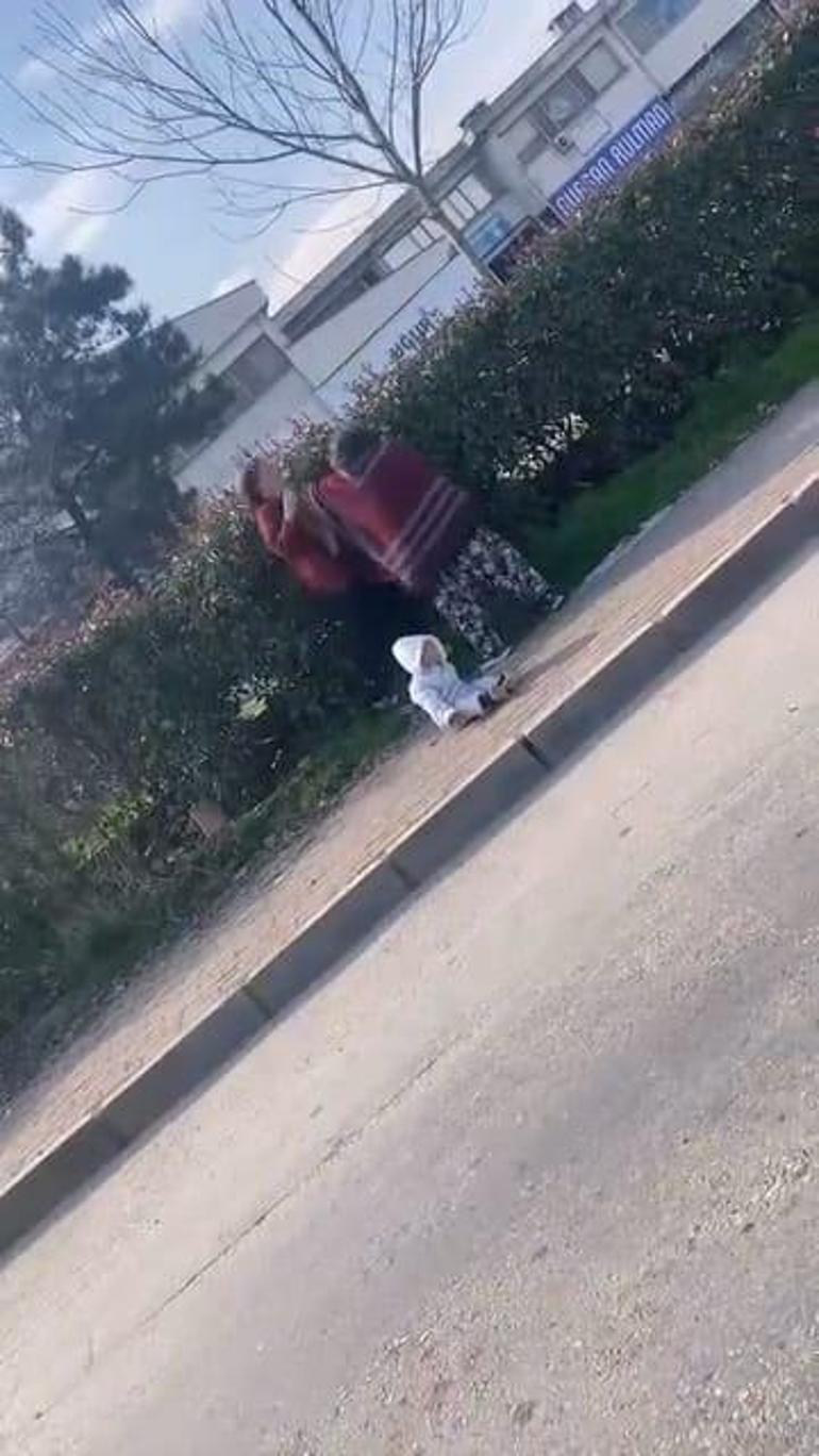 Bursada iki kadın dilencinin yanlarındaki bebeğe rağmen yer kavgası kamerada