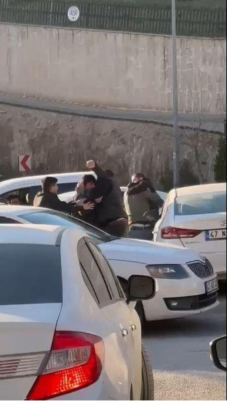 Mardin’de trafikte tekmeli yumruklu yol verme kavgası kamerada