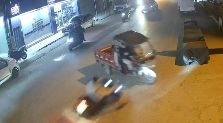Adanada iki motosikletin çarpıştığı kaza kamerada