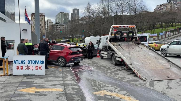 Kağıthane’de araca çarpmamak için manevra yaptı, okul duvarına girdi: 2 yaralı