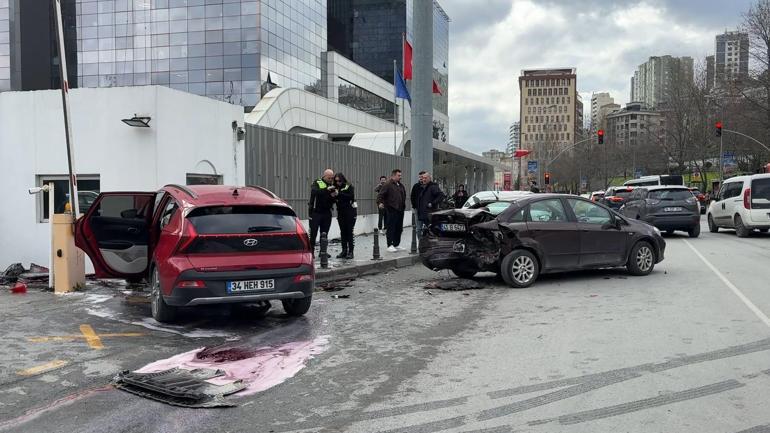 Kağıthane’de araca çarpmamak için manevra yaptı, okul duvarına girdi: 2 yaralı